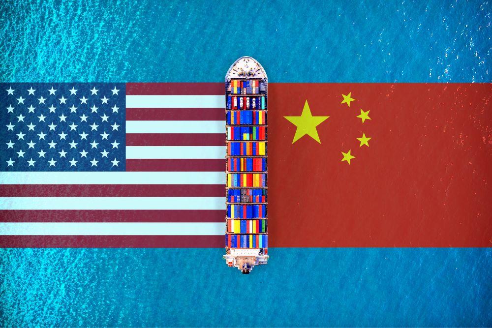 Freight ship with US and China flags either side