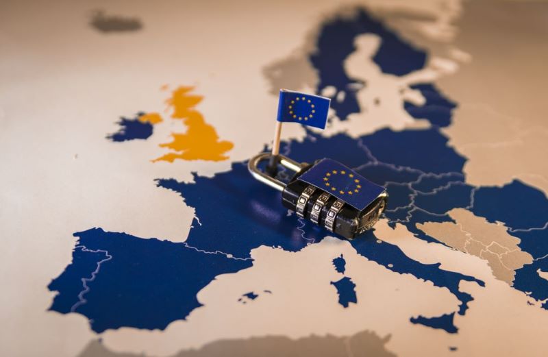 Map of UK and EU with lock around EU flag in middle